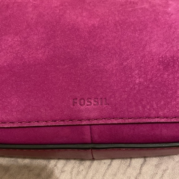 Fossil nubuck / suede leather fuchsia camera bag in very good condition. - Picture 3 of 12
